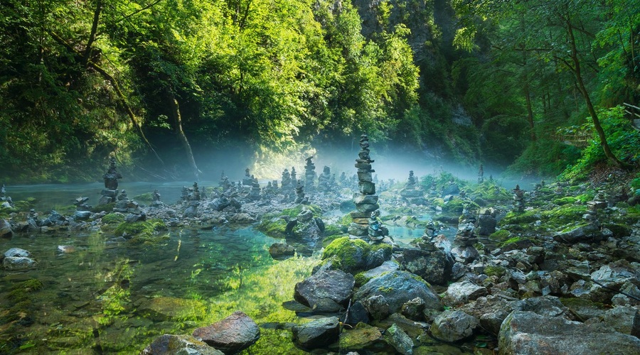 Zakaj ne bi smeli postavljati kamnitih skulptur ("možicev") v naravi? (foto: profimedia)