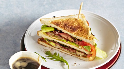 Slavni sendvič s slanino, solato in paradižnikom