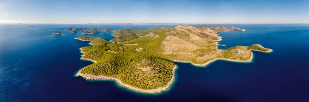 LASTOVSKO OTOČJE Lastovsko otočje je enajsti, najmlajši hrvaški naravni park, zaščiten od leta 2006. Lastovski arhipelag na področju Dubrovniško-neretvanske županije …