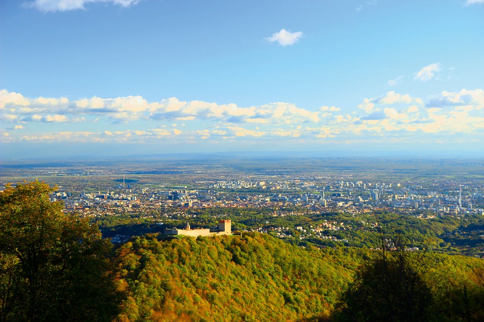 MEDVEDNICA Naravni park Medvednica, ki se ponaša z bogatimi gozdovi (bukev, jesen, javor), se razprostira na območju več županij v …