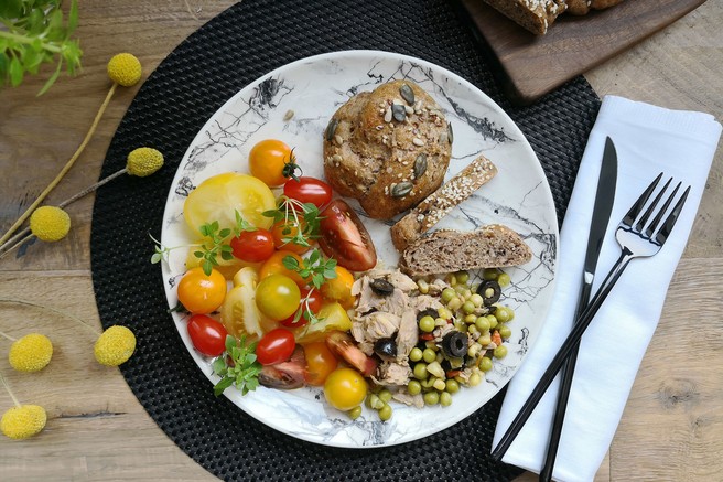 Preizkušamo recept Alenke Košir: Pirine bombice z olivami in s slastno tuno