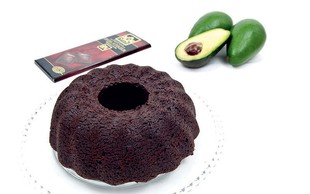 Veganski čokoladni kolač z avokadom (brez jajc in mleka)