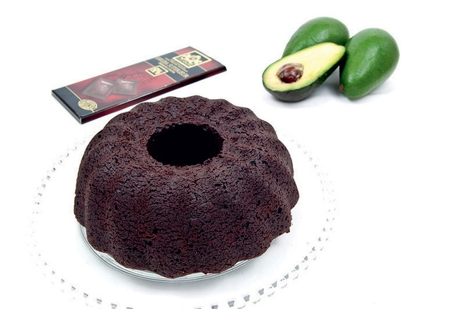 Veganski čokoladni kolač z avokadom (brez jajc in mleka)