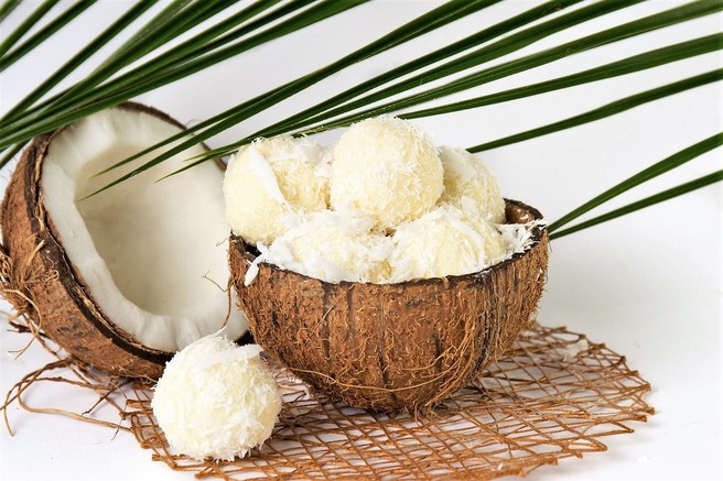 Zdravo sladkanje: Raffaello kroglice brez moke in sladkorja (+ brez peke)