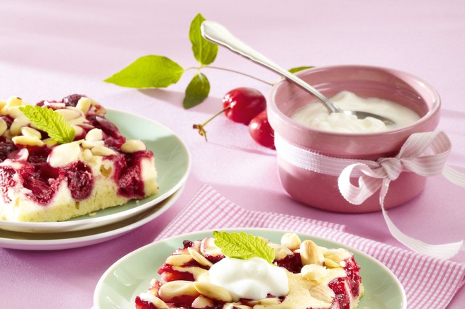 Češnjeva torta z mandlji