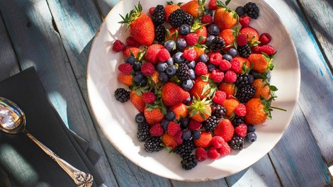 Sezonski zdravi prigrizki: Polnjene jagode, češnjev sladoled in malinove kroglice