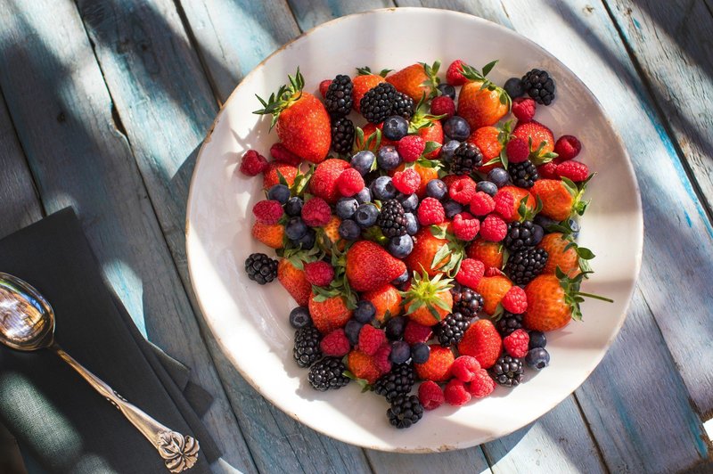 Sezonski zdravi prigrizki: Polnjene jagode, češnjev sladoled in malinove kroglice (foto: profimedia)
