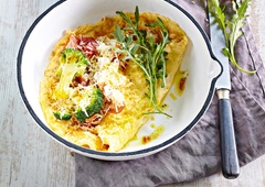 Omleta z brokolijem, šunko in sirom