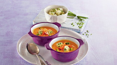 Korenčkova juha z drobnjakovimi cmočki