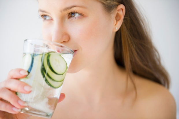 Pijte veliko vode Še posebej poleti je pomembno, da stalno skrbite za hidracijo, kar pomaga tudi pri odpravljanju jutranje napihnjenosti. …