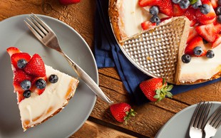 Poletna torta z grškim jogurtom in jagodičjem (brez dodanega sladkorja in peke!)