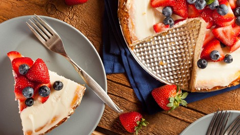 Poletna torta z grškim jogurtom in jagodičjem (brez dodanega sladkorja in peke!)