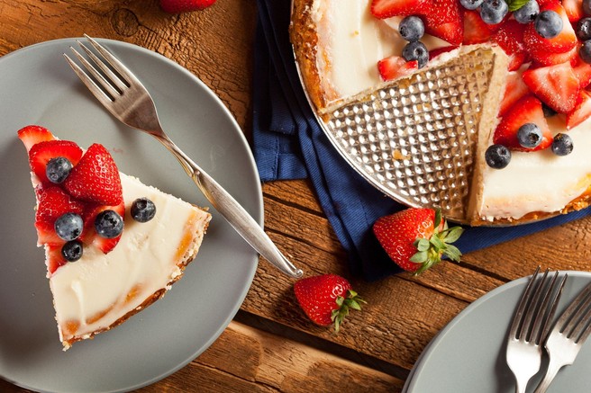 Poletna torta z grškim jogurtom in jagodičjem (brez dodanega sladkorja in peke!)