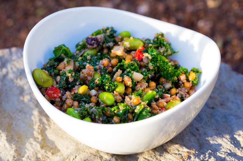 RECEPT: Slastna in nasitna solata s kvinojo, čičerko in pistacijami (foto: Profimedia)