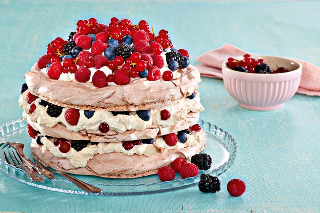 Čokoladna torta  Pavlova z jagodičjem