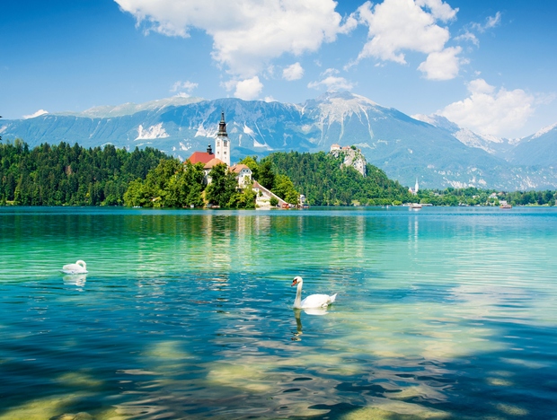 Slovenija: Sava hoteli Bled Bolj kot Slovenci pogled na Blejsko jezero cenijo v tujini, saj je Bled z otočkom sredi …
