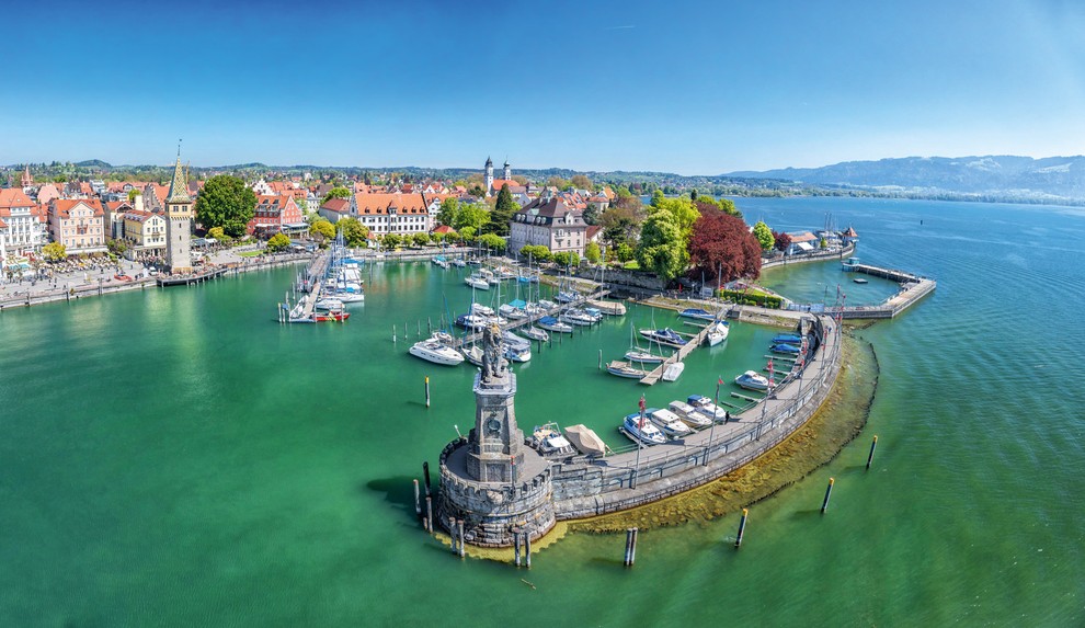 Nemčija: Hotel Bayerischer Hof Lindau Ob priljubljeni promenadi Bodenskega jezera v mestecu Lindau, ki je zraslo na otočku in se …