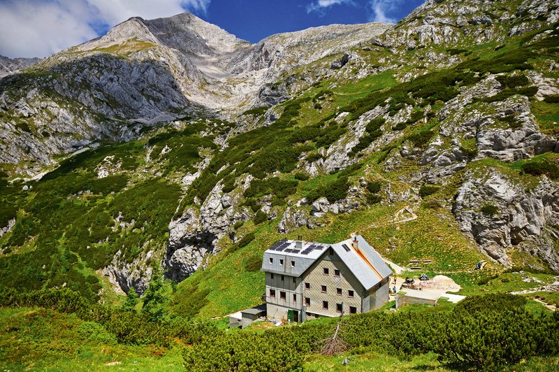 Planinske koče so do nadaljnjega zaprte (+ poziv vsem alpinistom, turnim smučarjem, kolesarjem in ljubiteljem gora) (foto: Shutterstock)