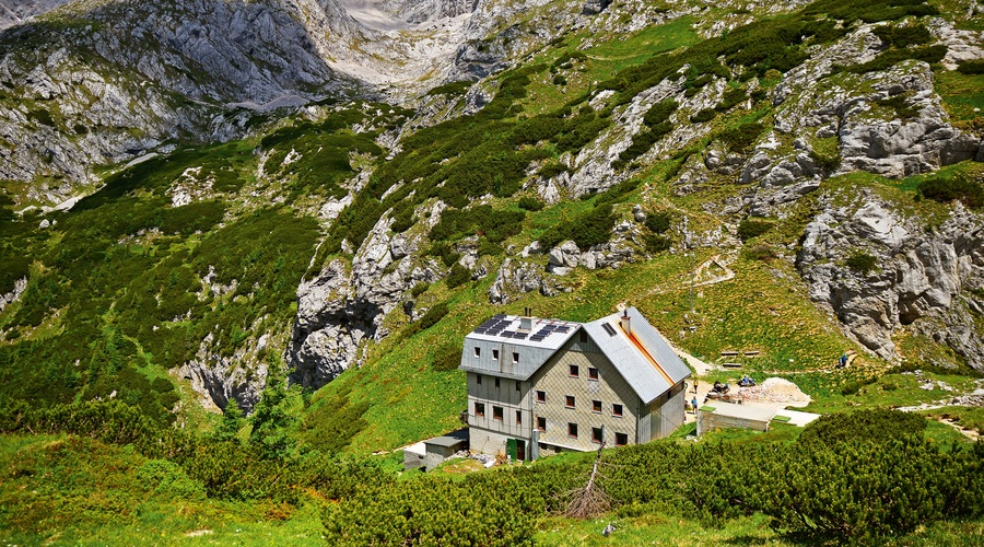 V planinskih kočah je mogoče koristiti turistične bone (+ odpiranje planinskih koč in drugi ukrepi) (foto: Shutterstock)