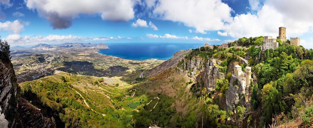 ERICE Sicilija Pravijo, da je Erice najlepša vas na Siciliji. Leži na hribu Erice, visokem približno 750 metrov, od koder …