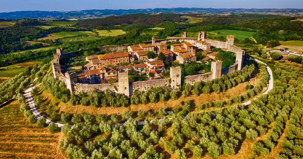 CHIANTI Toskana Pokrajina Chianti se razteza med Sieno in Firencami. Strmo, valovito gričevje je posejano s številnimi oljčnimi nasadi, vinogradi, …