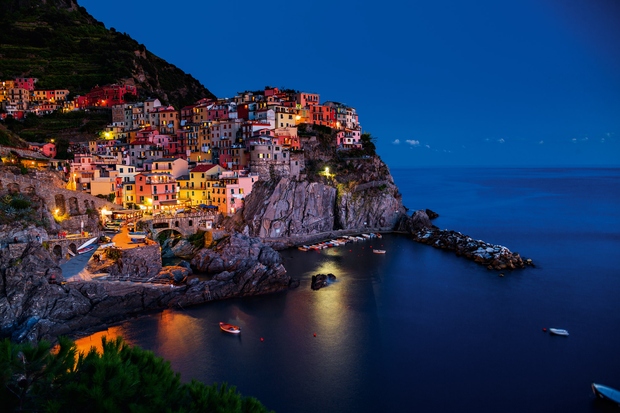 MANAROLA Cinque Terre Cinque Terre je romantična pokrajina na skrajnem zahodu Italije ob Ligurijskem morju, ki je upravičeno uvrščena na …