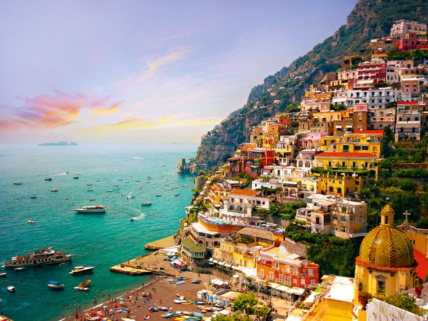 POSITANO Kampanja Positano je slikovito italijansko mesto na romantični amalfijski obali. Mesto s čudovitimi plažami leži na strmem pobočju in …