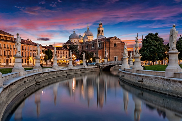 PRATO DELLA VALLE Padova Prato della Valle ali uradno Piazza Vittorio Emanuele II je z 90 tisoč kvadratnimi metri tretji …
