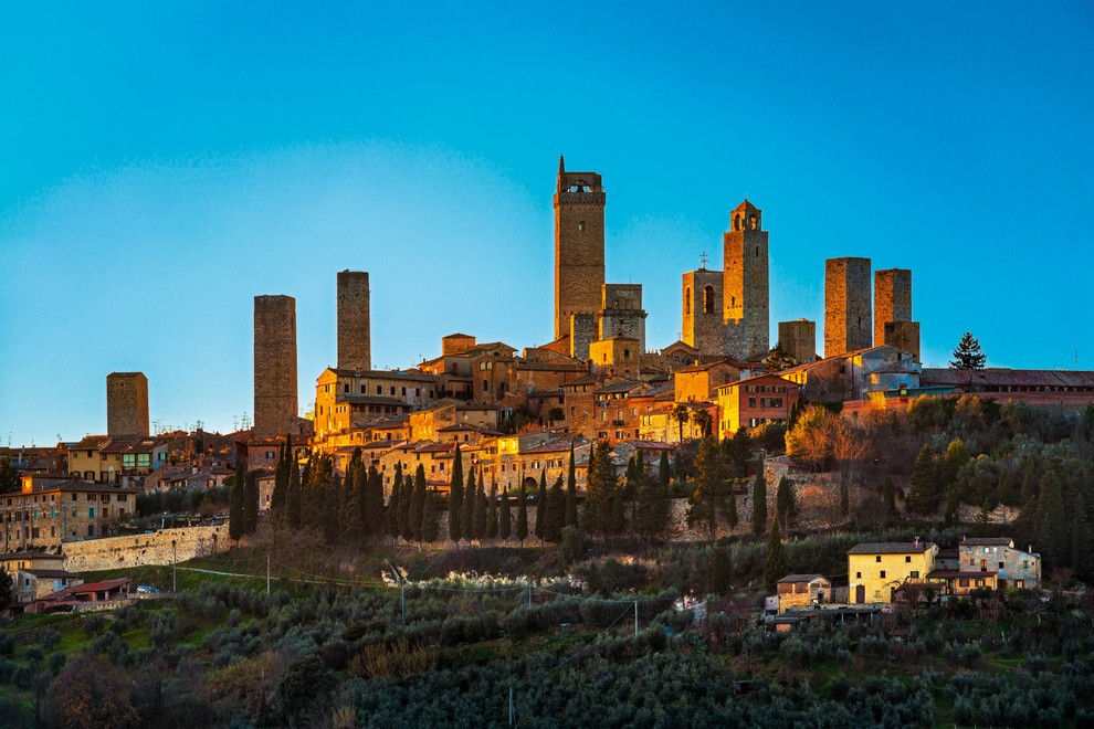 SAN GIMIGNANO Toskana Majhno srednjeveško mesto San Gimignano leži na vzpetini sredi čarobne Toskane, v provinci Siena. Ime je dobilo …