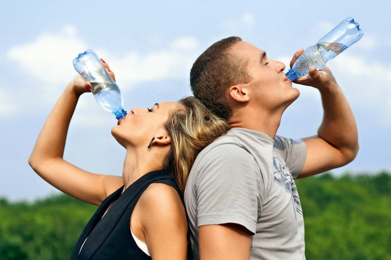 Za potešitev žeje sta najprimernejša voda in nesladkan čaj! (foto: Shutterstock)