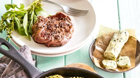 Steak z zeliščnim krompirjem