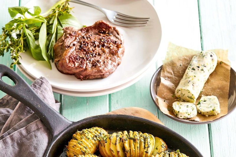 Steak z zeliščnim krompirjem (foto: Profimedia)