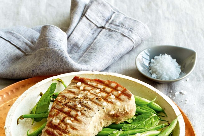 Tunov steak s stročjim fižolom in meto