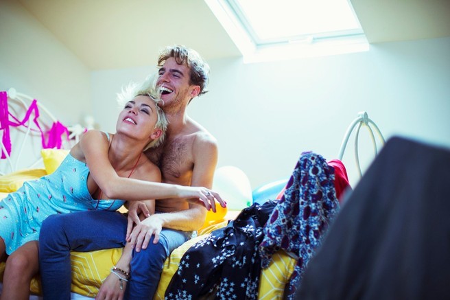 Raziskava, ki so jo opravili na spletni strani za zmenke Okcupid, so pokazali, da moški uporabniki spletne strani vseh starosti daleč najbolj iščejo ženske v zgodnjih dvajsetih letih.

Podobne rezultate kaže tudi raziskava, ki je financirala Academy of Finland, kjer so zbrali podatke 12 000 Fincev in ugotovili, da se heteroseksualni moški vseh starosti v romantičnem smislu najpogosteje spogledujejo z ženskami sredi dvajsetih let. Moške v zgodnjih dvajsetih letih ali mlajše, sicer privlačijo tudi ženske, ki so starejše od njih, starejše moške pa načeloma privlačijo mlajše ženske

Kaj pa ženske? Ženske imajo v povprečju raje moške, ki so približno enakih let kot one same ali pa nekoliko starejše.

.