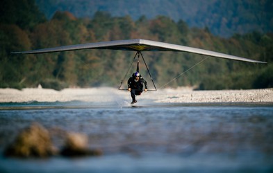 Matjaž Klemenčič z zmajem na reaktivni pogon letel tik nad gladino reke Soče