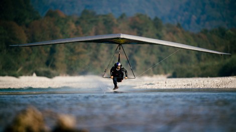 Matjaž Klemenčič z zmajem na reaktivni pogon letel tik nad gladino reke Soče