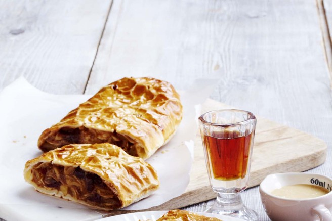 Hruškov zavitek z omako amaretto