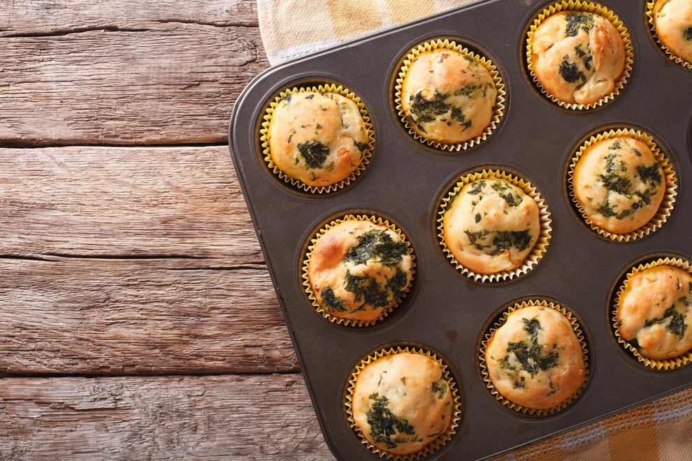 MUFFINI S ŠPINAČO, KVINOJO IN PARMEZANOM Če želite zajtrk obogatiti z žitaricami, vključite kvinojo, ki ohrani konsistenco (ne postane kašasta). …