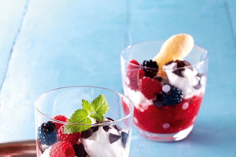 Jogurtov sladoled z malinovim pirejem (foto: Profimedia)