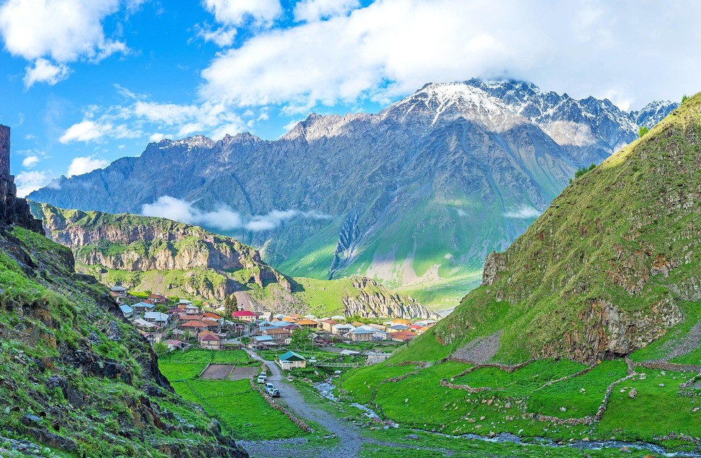 Kazbegi (Stepantsminda) v Gruziji. In seveda najbolj prepoznaven simbol – cerkvica Tsminda Sameba in nepozaben pogled na gore v ozadju.