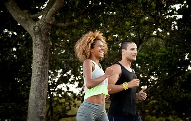 Kako opraviti trening teka s počasnejšim prijateljem za vadbo?