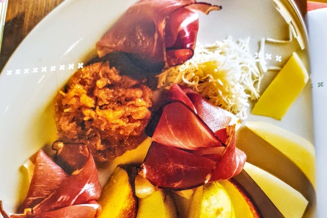 Bučna marmelada z jabolki in hrenom, postrežena k siru in šunki