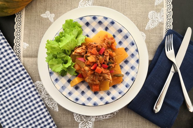 Slastna muškatna buča in skuša z zelenjavo (recept Alenke Košir)