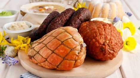 Obedi in obredi Pomurja: Šunka, pečena v medu, postrežena z bučnim pirejem