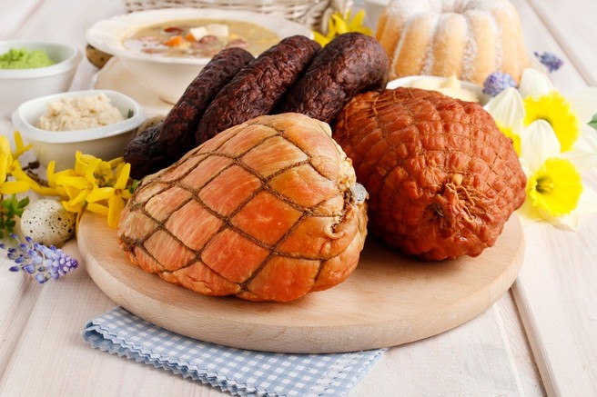 Obedi in obredi Pomurja: Šunka, pečena v medu, postrežena z bučnim pirejem
