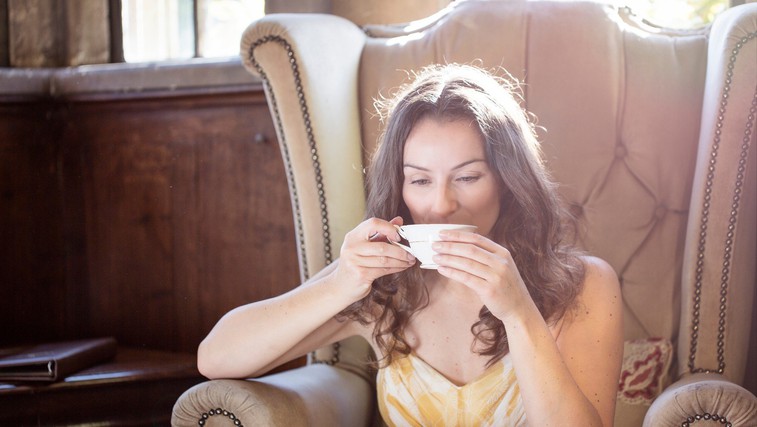 Zakaj bi morali čaj piti skozi celo leto (in ne le takrat, ko zbolimo)? (foto: profimedia)