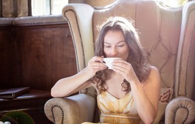 Zakaj bi morali čaj piti skozi celo leto (in ne le takrat, ko zbolimo)?
