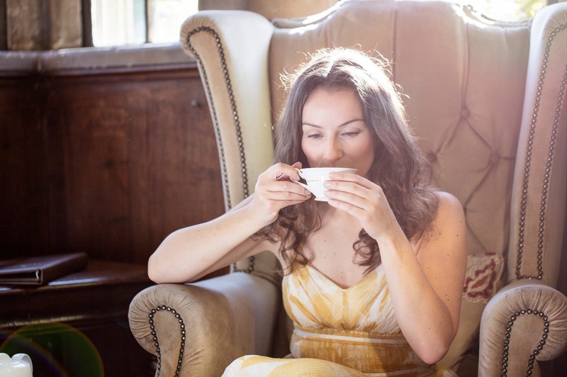 Zakaj bi morali čaj piti skozi celo leto (in ne le takrat, ko zbolimo)? (foto: profimedia)