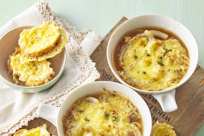 Recept za dni, ko vas zebe: hranljiva čebulna juha, ki skrbi za odpornost