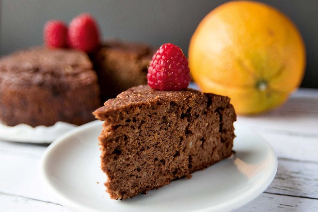Brezglutenska mandljeva čokoladna tortica s sirom cottage